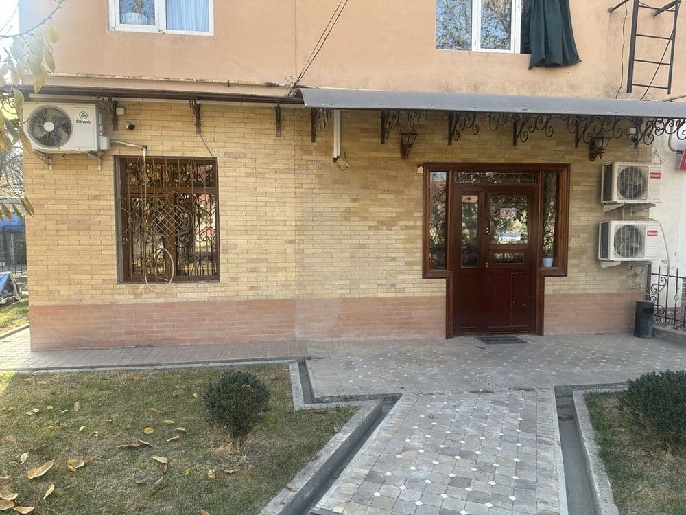 Нотурар бино сотилади 70м2 ёки арендага берилади олдида2сотих боги бор — 1