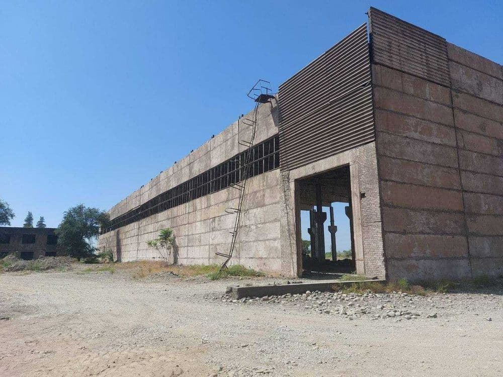 Продается пром обьект Бекабад 4 Га Склад. Застройка. Цех 9500кв  YR155 — 2