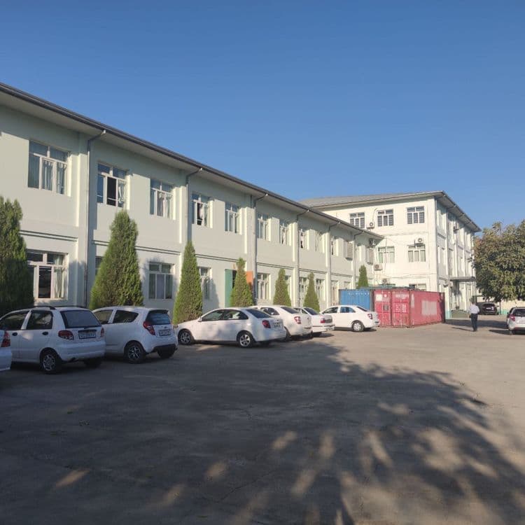 Продается здание в Яккасарайском районе 3300 кв.м., 32 сотки земли — 3