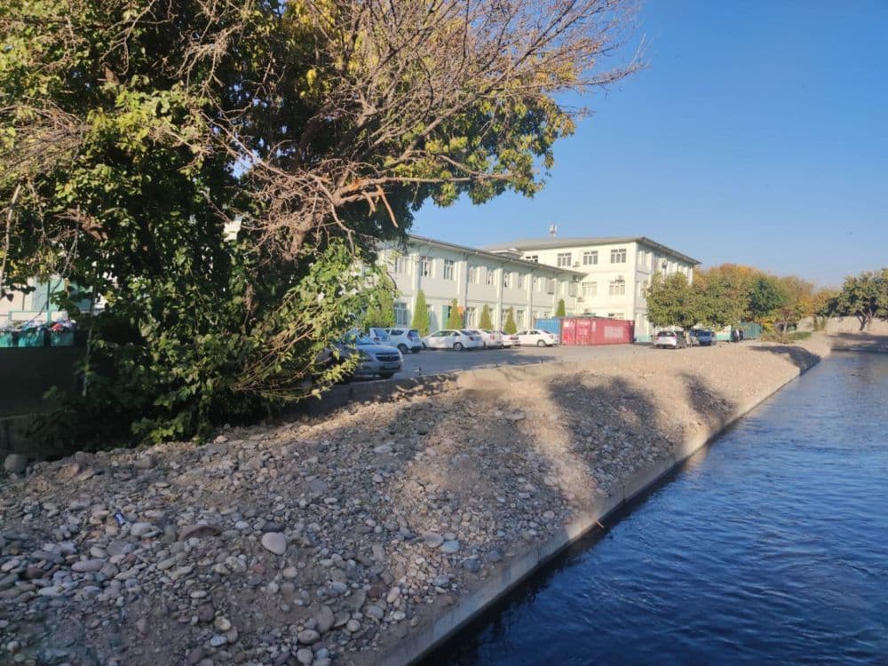 Продается здание в Яккасарайском районе 3300 кв.м., 32 сотки земли — 4