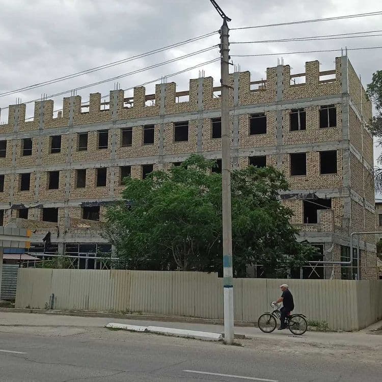 Продаются квартиры и магазины в центре Кагана вдоль дороги. — 2