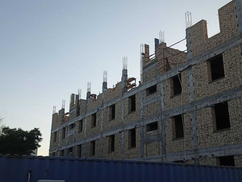 Продаются квартиры и магазины в центре Кагана вдоль дороги. — 6