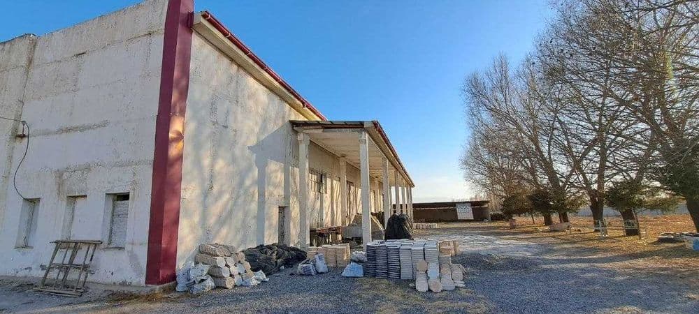 1 gektarlik yer maydoni va 1000 m.kv lik omborxona srochna sotiladi!!! — 5