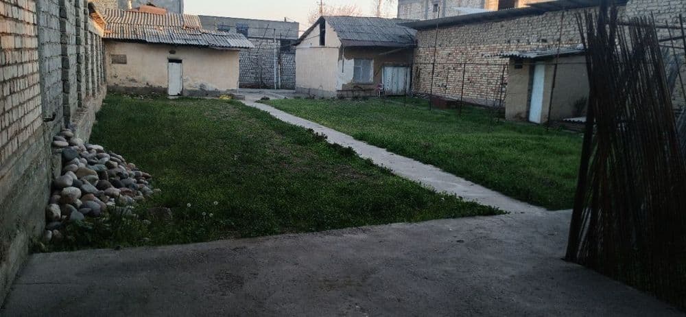 Кибрай тумани Дурмон центрида ховли ер хисобида сотихи 30 000$ — 3