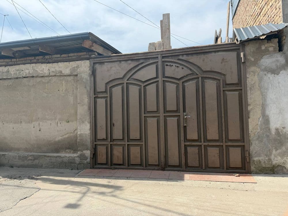 Дом 2.2 сотки .
3 комнаты 
Раздельные — 2