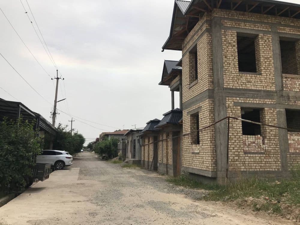 Hovli sotiladi karopka 1 sotix dan yonma yon 2 ta uchaska — 4