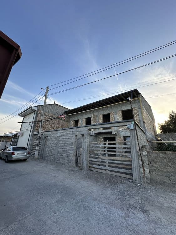 Sergeli hovli uchaska 225m kv — 2
