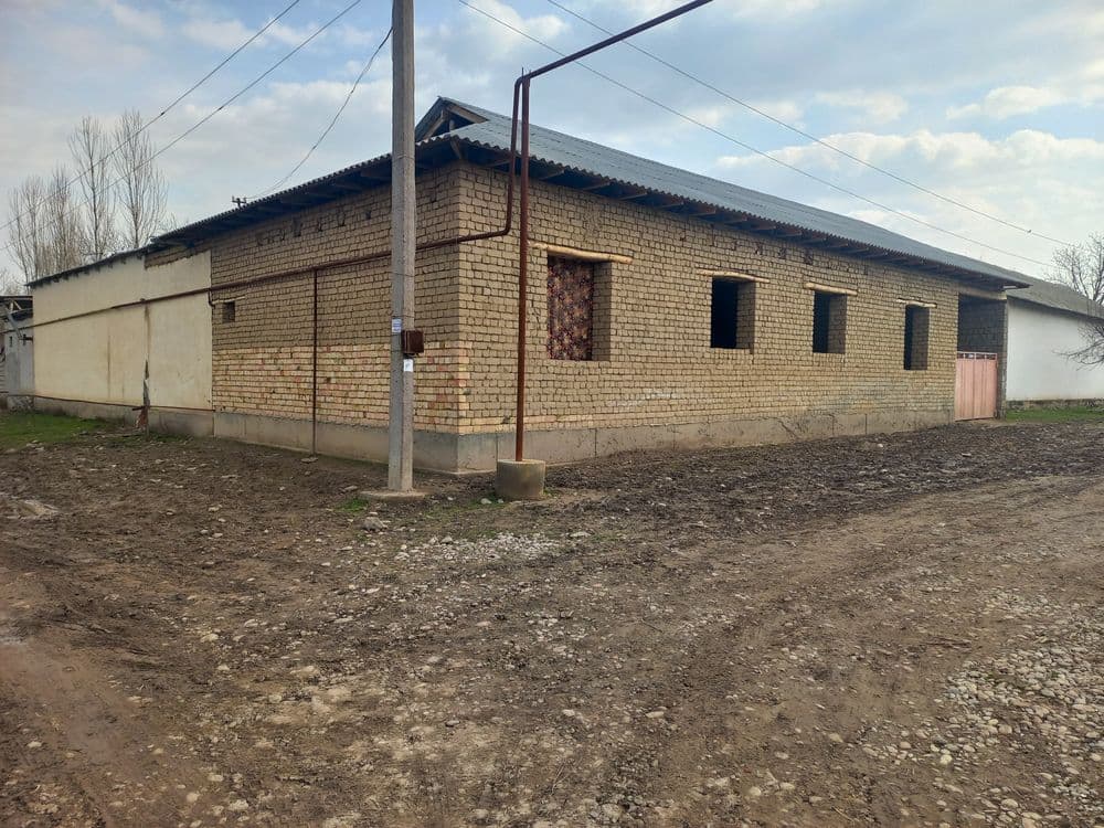 Участка  сотилади 5.5 соток 7 та хона — 3