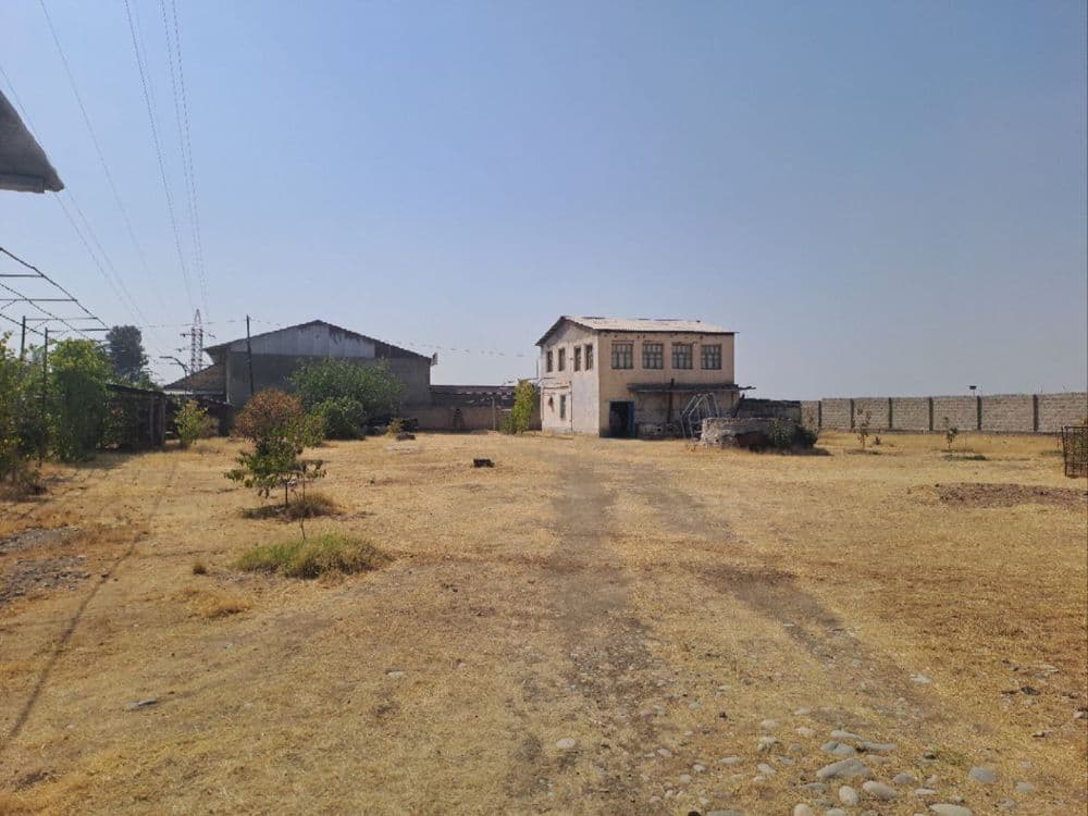 Xovli sotiladi 22sotih Yuqori chirchiqda gaz,suv, svet bor. 2 etajlik — 2