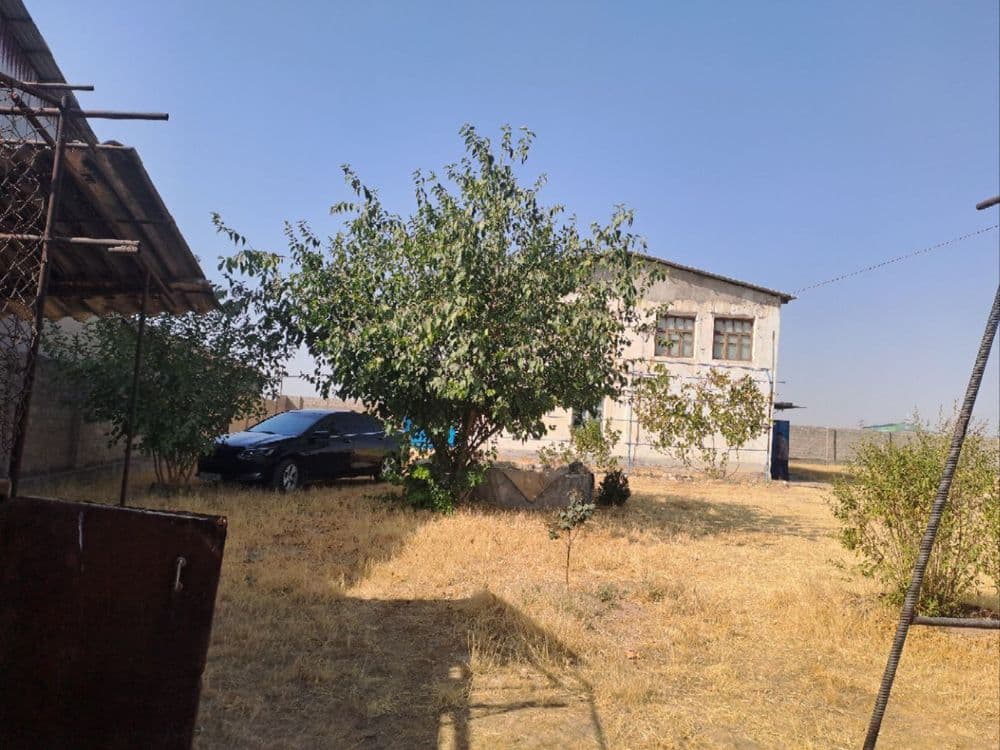 Xovli sotiladi 22sotih Yuqori chirchiqda gaz,suv, svet bor. 2 etajlik — 5