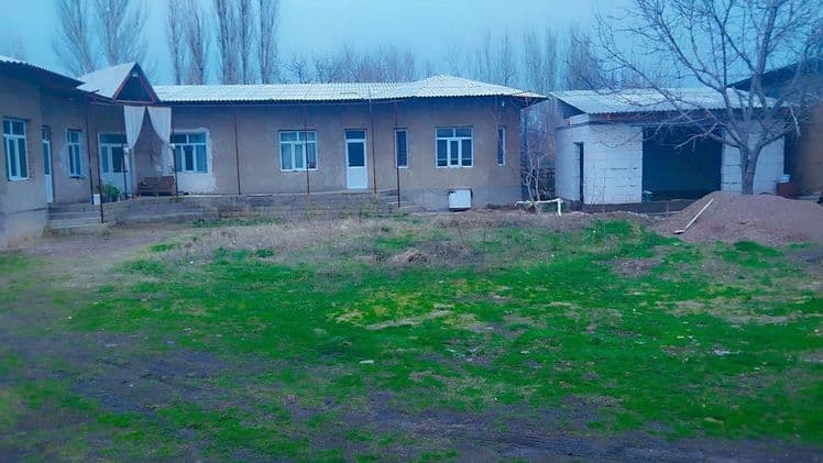 У́ртасаройда 9 сотк 7 хонали ховли сотилади. Срочно — 1