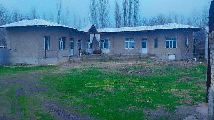 У́ртасаройда 9 сотк 7 хонали ховли сотилади. Срочно — 4