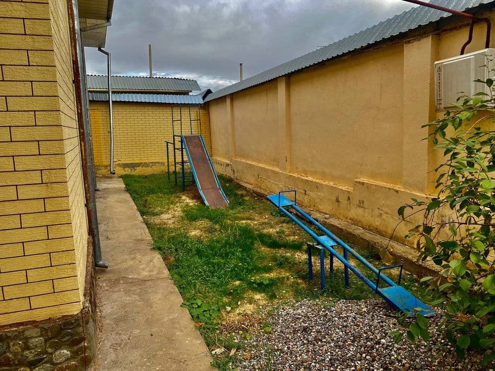 Ozodboshda srochna 9 sotixli 6 xonali dacha sotamiza. — 1