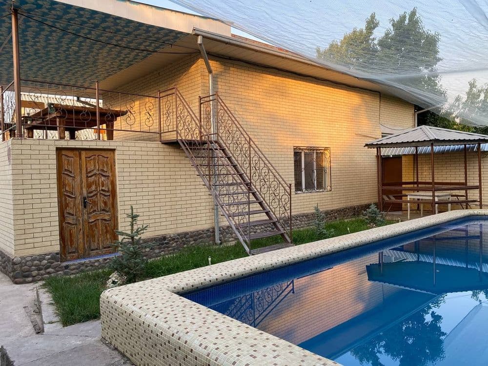 Ozodboshda srochna 9 sotixli 6 xonali dacha sotamiza. — 2