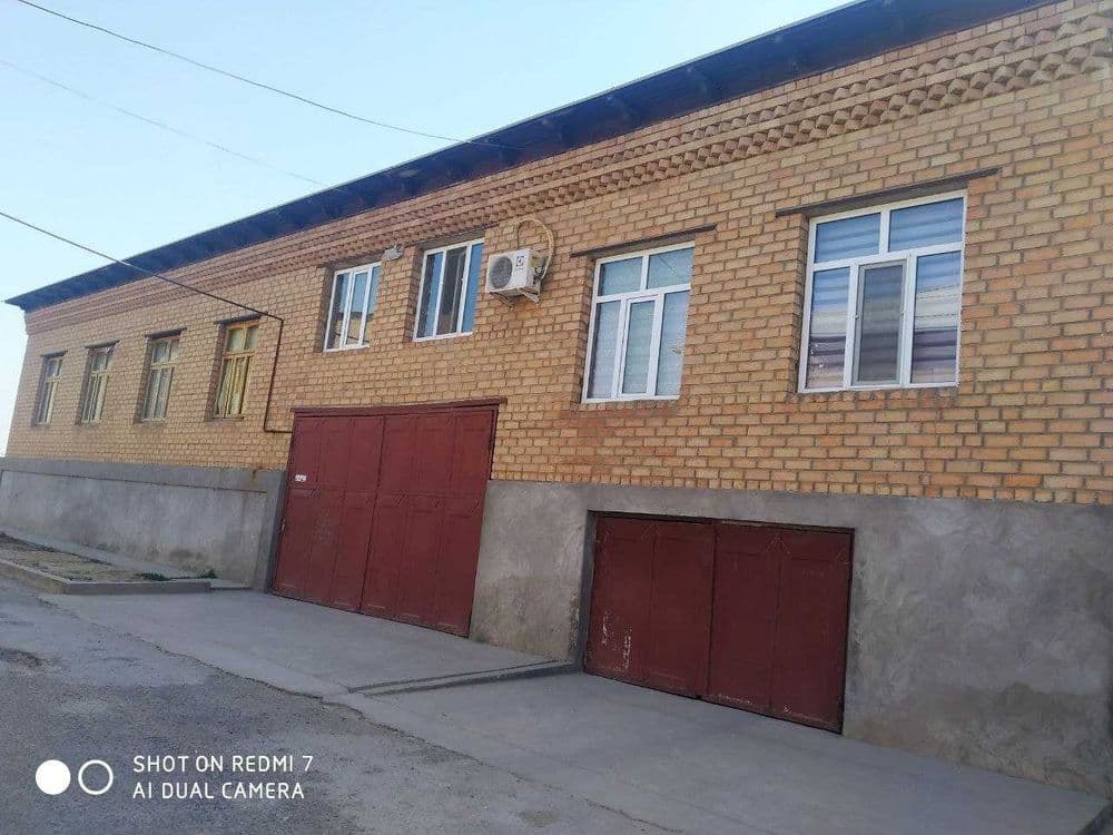 Продается 2 этажный кирпичный разделенный дом,есть все условия и двор — 1