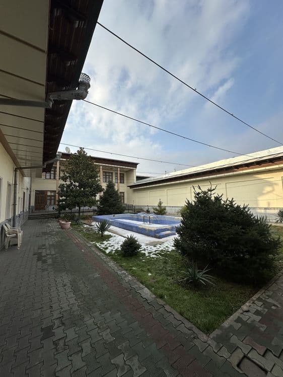 Katta hovli sotiladi Nazarbek da /  дом продаётся — 2