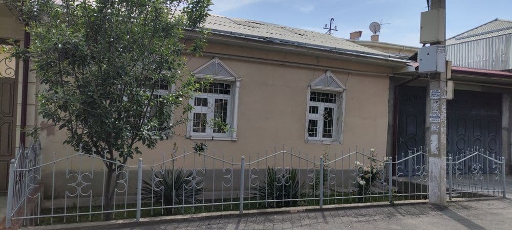 Продаётся дом, участок в Яккасарайском районе. Фасад 15м. Площадь 2,65 — 1