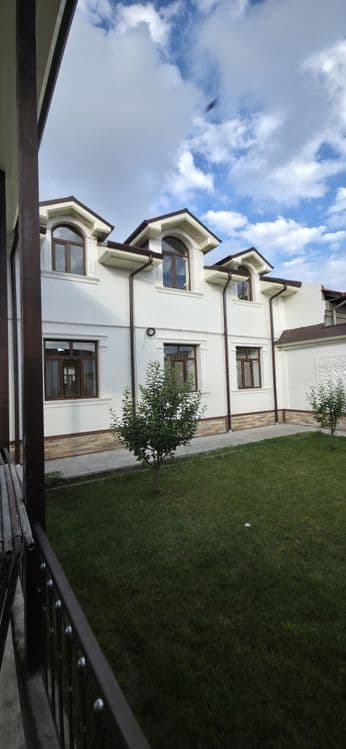 Уз ховлимми сотвомман, 7 сотих, 12 хона, 2 уйдан иборат. — 2