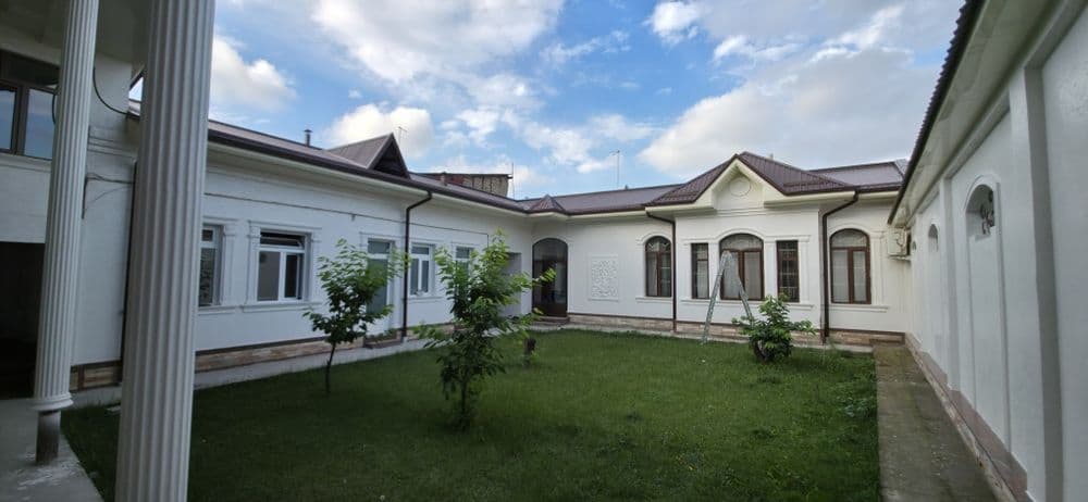 Уз ховлимми сотвомман, 7 сотих, 12 хона, 2 уйдан иборат. — 4