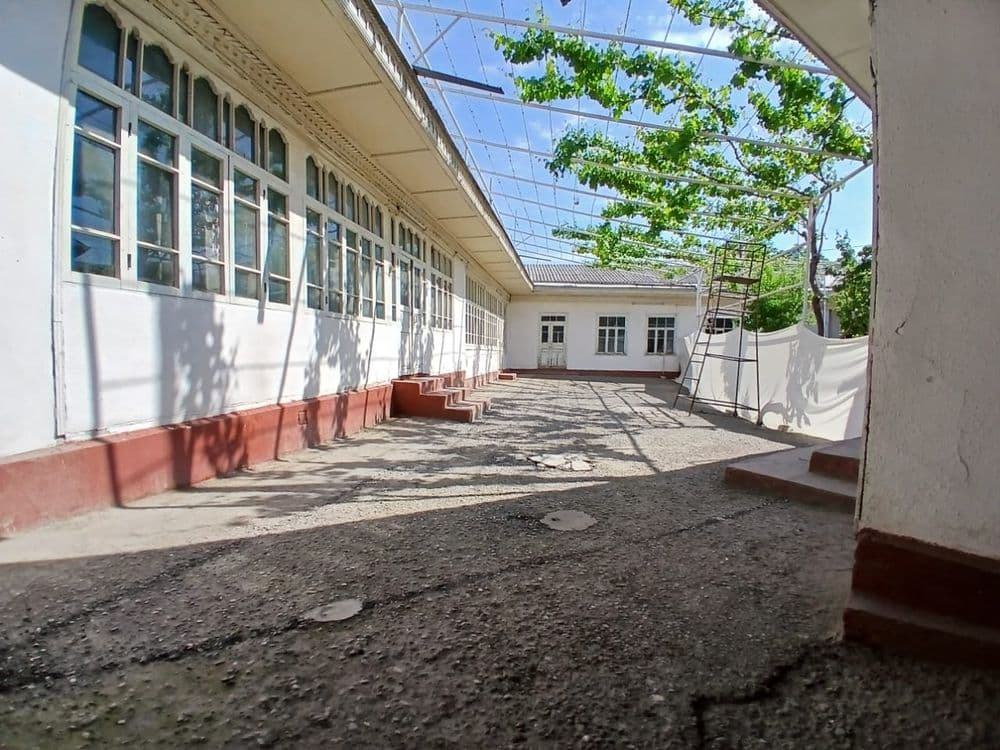 Izboskan tumani Poytug shahri Ariqboyi mahalla uy 11 . 11 xona 4,7soti — 1