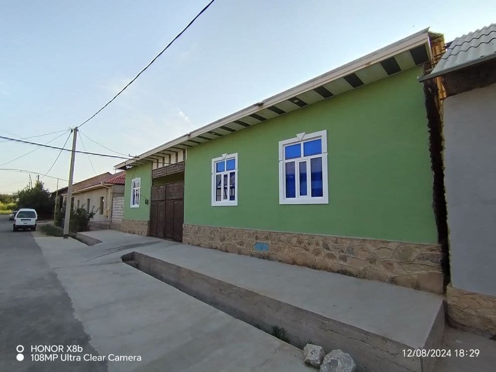 Hovli sotiladi              . — 2
