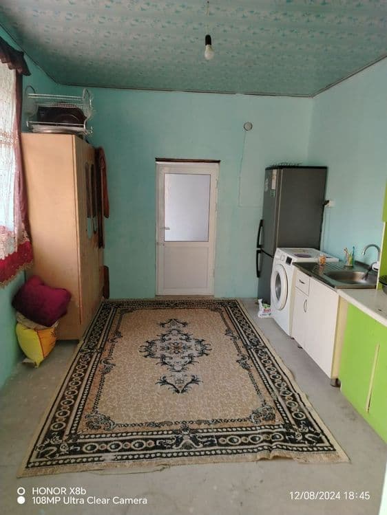 Hovli sotiladi              . — 8