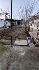 Hovli sotiladi. Shahar propistka. Maktab, bogʻcha yaqinida.