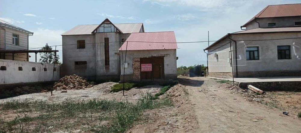 уй сатылады 6 соток , манзил :Водоканал Д.Шамшетов 155 , газ тартылган — 2