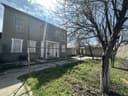 Hovli sotiladi Xishrav Qurgonida 7 sotiq 2 etajli