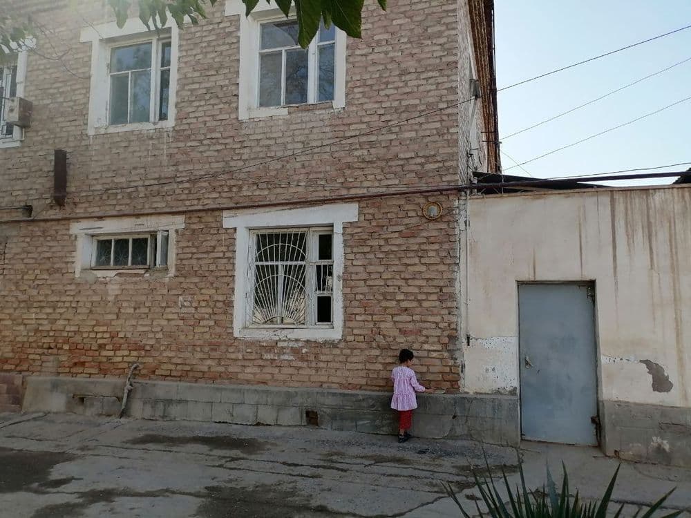 Термиз Ховли уй Коттедж уй. 8 хона шахар маркази — 1