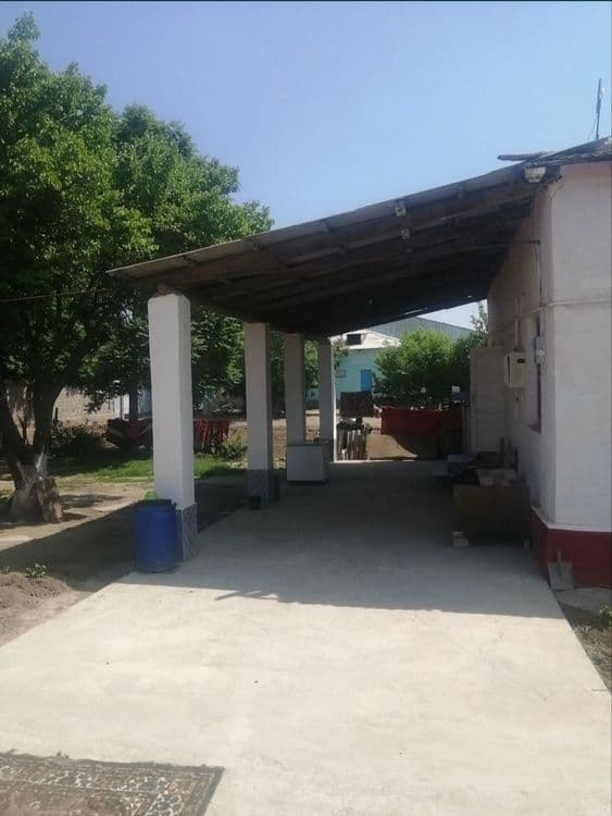 Uy sotiladi. Sirdaryo tumani Sholikor MFY Maktab yonida — 2