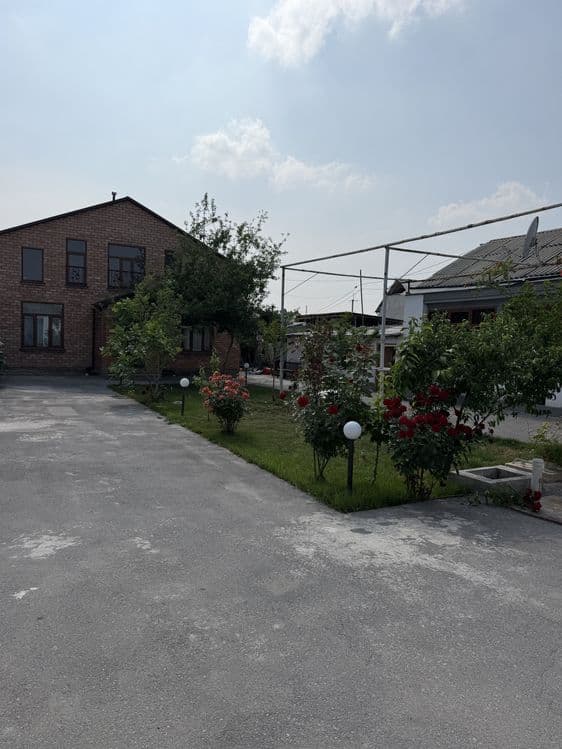Hovli uy sotiladi Marg’ilon Eshonguzarda 7 xona 3 ta sanuzel 10 sotix. — 2