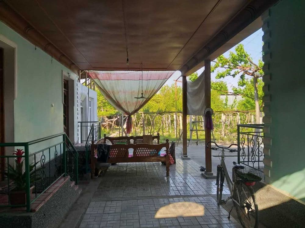 Qumtepa bozori oldida Hovli uy sotiladi — 2