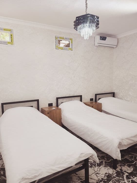 Hostel xizmatlari, Registon yonida joylashgan. Passportning o'zi kifoy — 1
