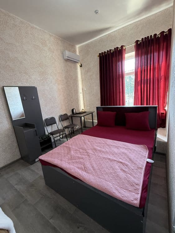 Town hotel IPADROM bozori oldida — 1