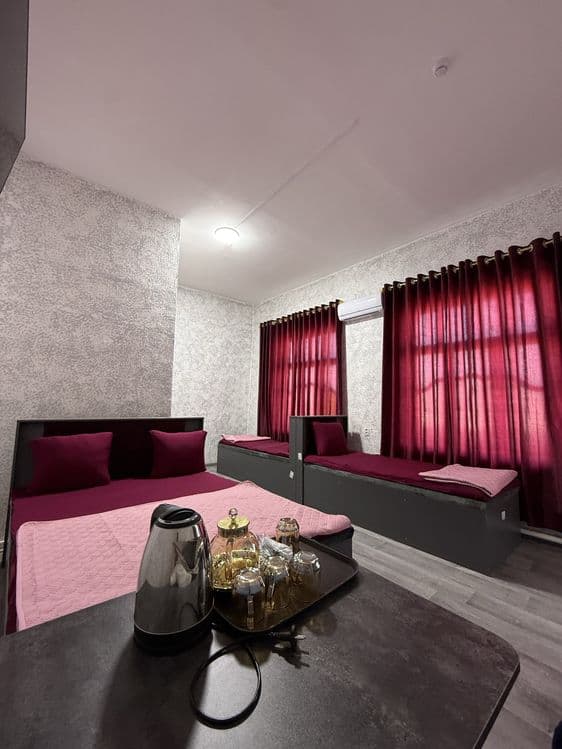 Town hotel IPADROM bozori oldida — 2