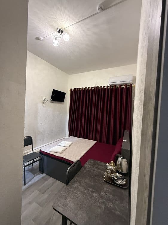 Town hotel IPADROM bozori oldida — 4
