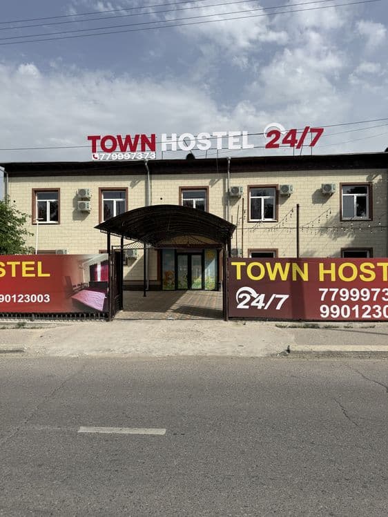 Town hotel IPADROM bozori oldida — 5