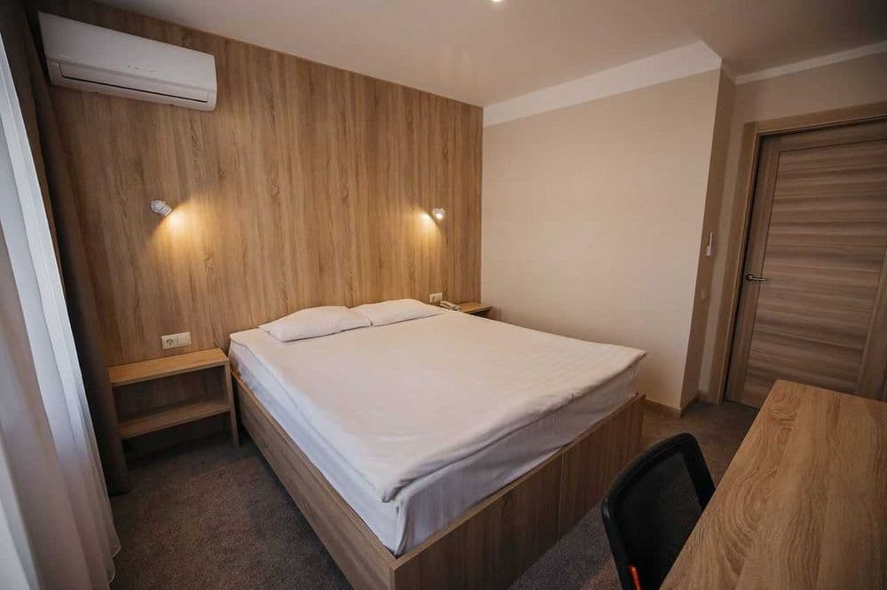 Hotel, Mexmonxona BEZ Zaks (Bez ZAGS), Гостиница без ЗАГС — 1