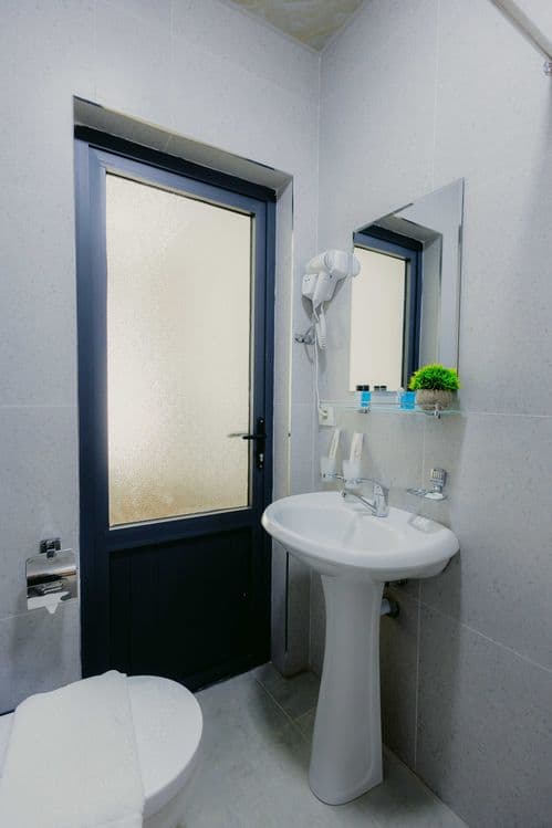 Mehmonhona shaharni markazida ( SADI Hotel ) — 4