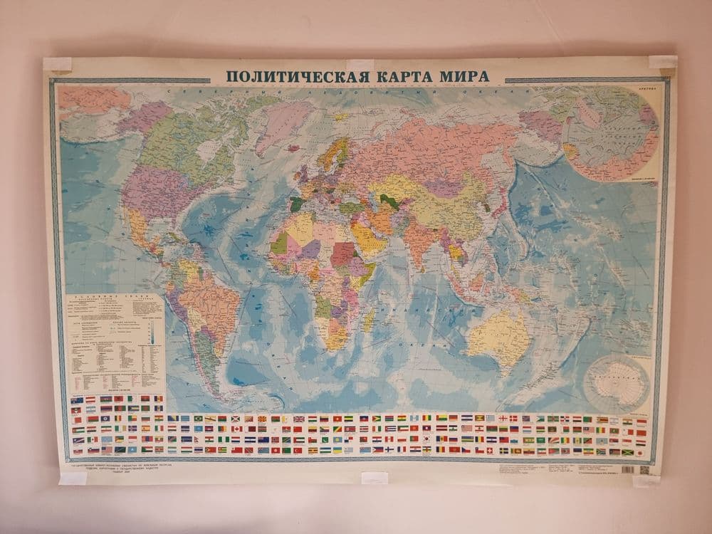 Политическая карта мира  101см × 69см с рейками и  вешалкой — 2