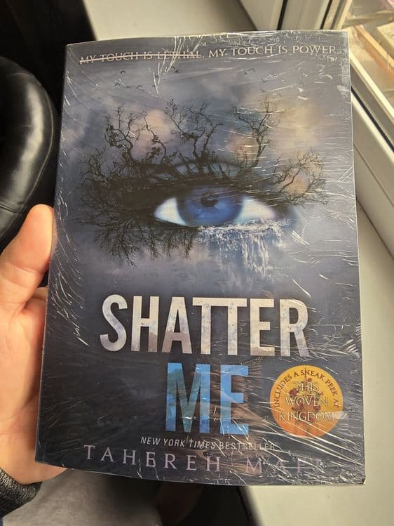 Tahereh Mafi: Shatter me (soft cover) Книга на английском языке . Book — 2