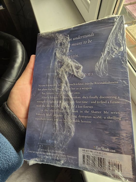 Tahereh Mafi: Shatter me (soft cover) Книга на английском языке . Book — 3