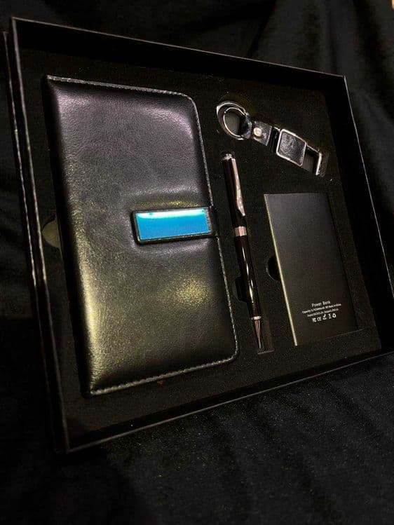 ПОДАРКА - Ежедневник + Ручка + Брилок + Powerbank — 1