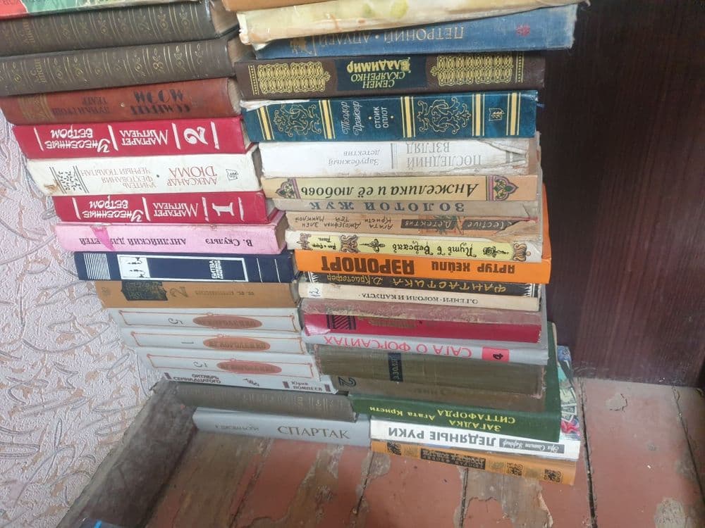 Книги швейк 2т.,малая мед.энц 3т.пушкин полн.собрание Г Уэлс полн соб — 5