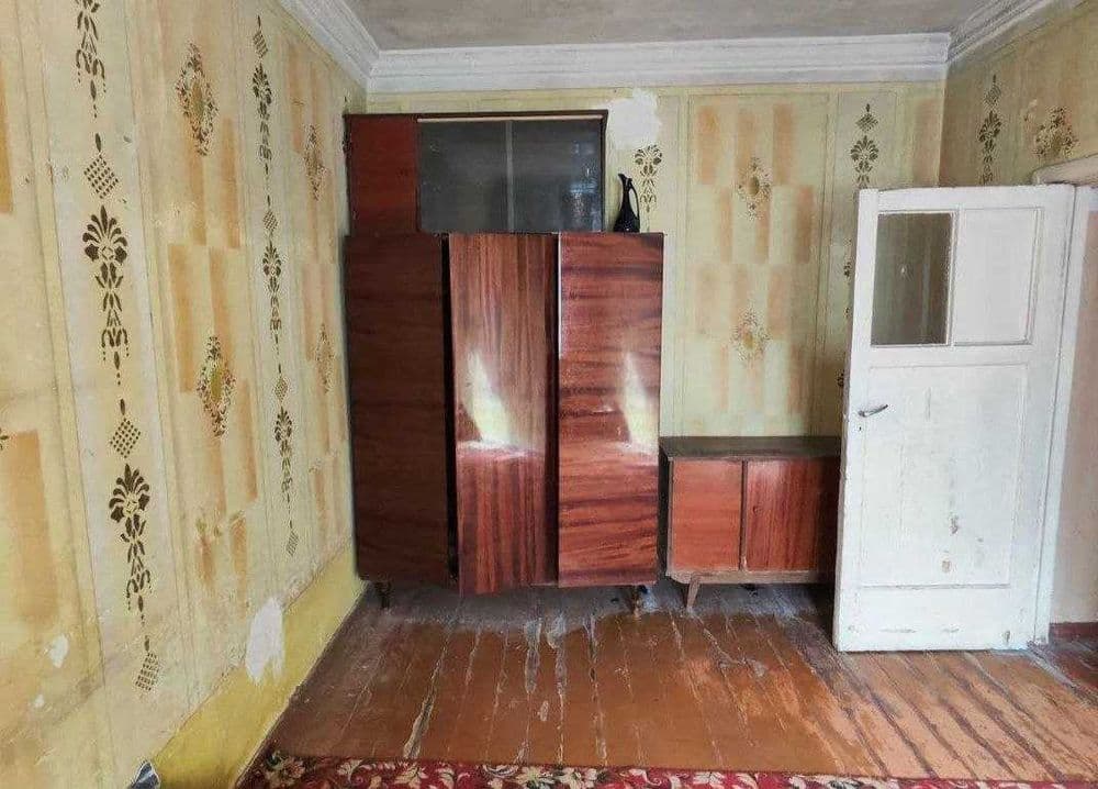 Продается б/у шифоньер, стол, ролики для катания. — 1