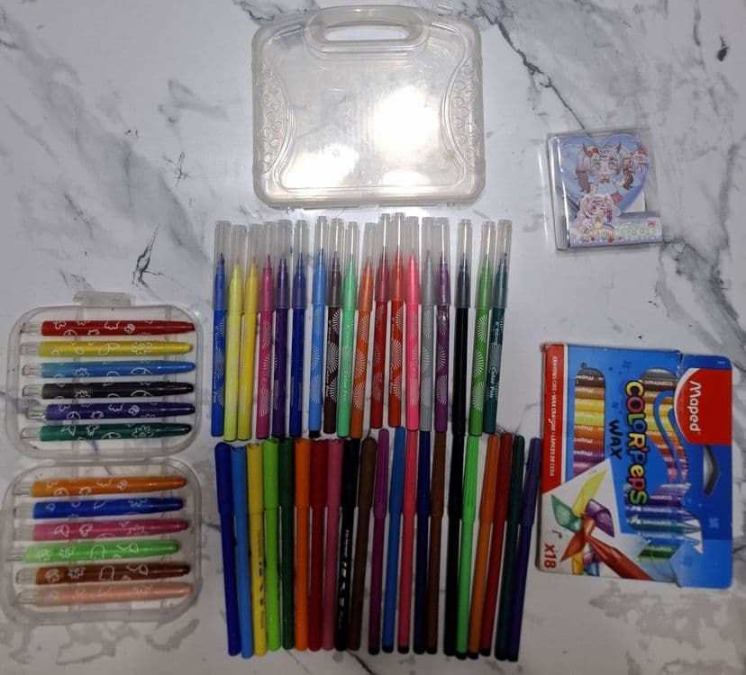Продаются фломастеры 39шт+ восковые мелки 2 пачки.за всё 50 000.