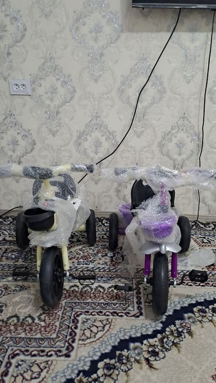 Bolalar uchun 3 g'ildirakli velik. — 2