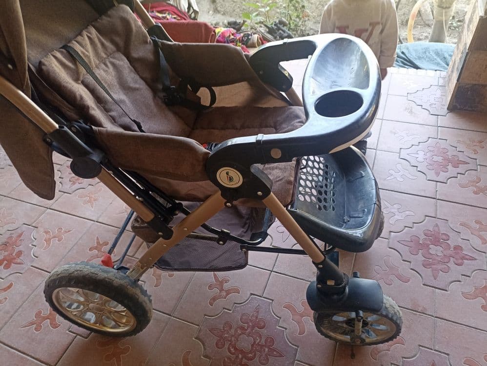 Bolalar aravachasi sotiladi kamchiligi bor ozgina telefon uchun pastda — 4