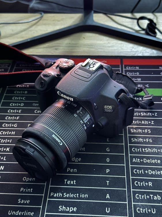 Canon 700D Body + объектив на 18-55мм